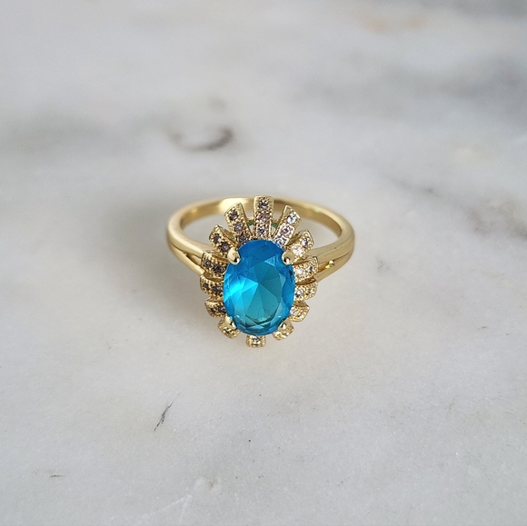Elegant Gold and Blue Gemstone Ring - Picture 6 of 8